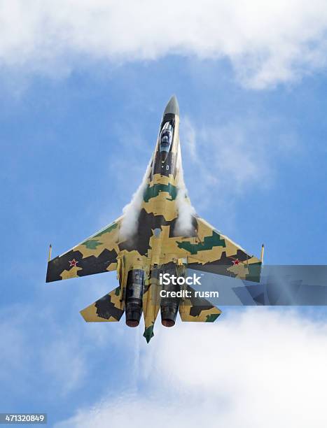 Flying Su 35 - zdjęcia stockowe i więcej obrazów Na wierzchu - Na wierzchu, Samolot wojskowy, Armia
