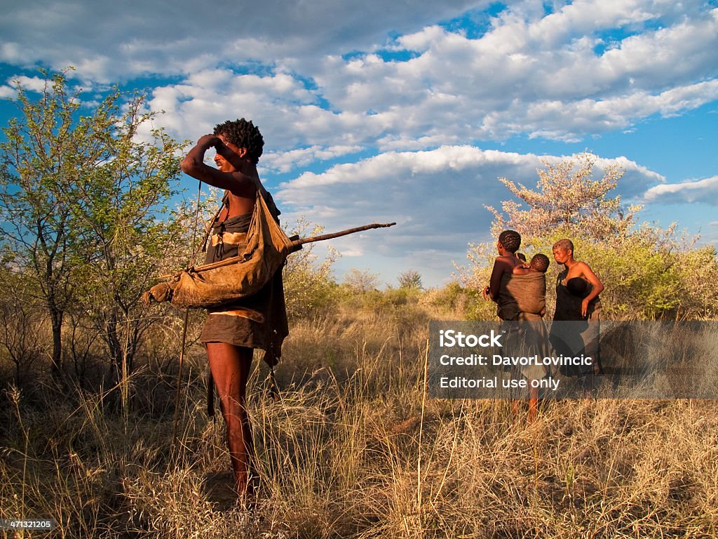 Familia en casquillo - Foto de stock de Pueblo bosquimano libre de derechos