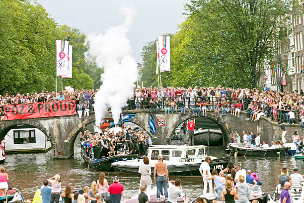 amsterdam - 6. august 2011: gay pride in den niederlanden - city amsterdam urban scene gay parade stock-fotos und bilder