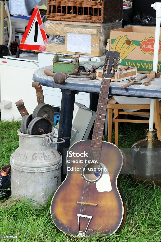 旧ギターと牛乳容器にフリーマーケット - ガレージセールのロイヤリティフリーストックフォト