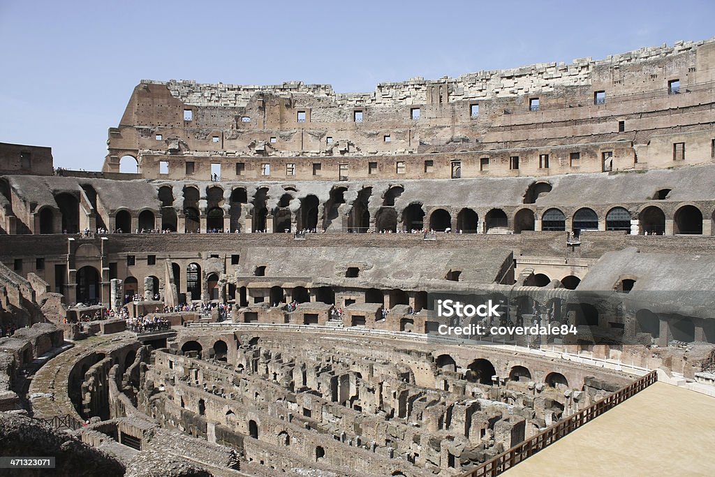 Внутри Колизея форму. - Стоковые фото Temple of Vespasian роялти-фри