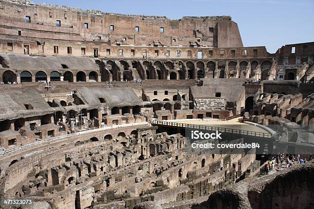 Interno Del Colosseo A Roma Italia - Fotografie stock e altre immagini di Anfiteatro - Anfiteatro, Antica Roma, Antico - Condizione
