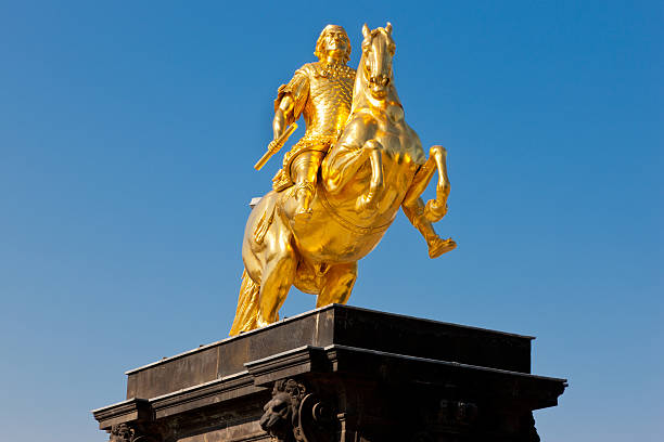 goldener reiter memorial reiterdenkmal, dresde, allemagne - dresden germany photos et images de collection