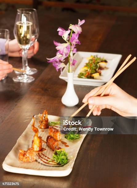 아시아 스타일 요리를 즐기면서 2명에 대한 스톡 사진 및 기타 이미지 - 2명, 근거리 초점, 꽃-식물