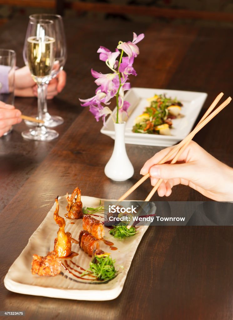 Наслаждаясь едой азиатском стиле - Стоковые фото Бокал для шампанского роялти-фри
