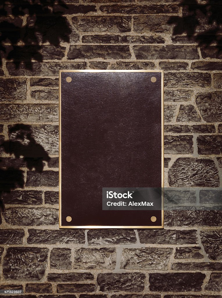 Вход в металлической рамке на стене - Стоковые фото Мемориальная доска роялти-фри