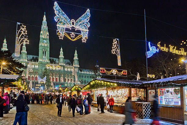 christkindlmarkt w wiedeński ratusz - vienna austria vienna town hall night zdjęcia i obrazy z banku zdjęć