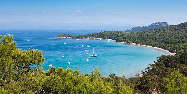 panoramatický výhled na ostrov porquerolles ve francii - porquerolles - stock snímky, obrázky a fotky
