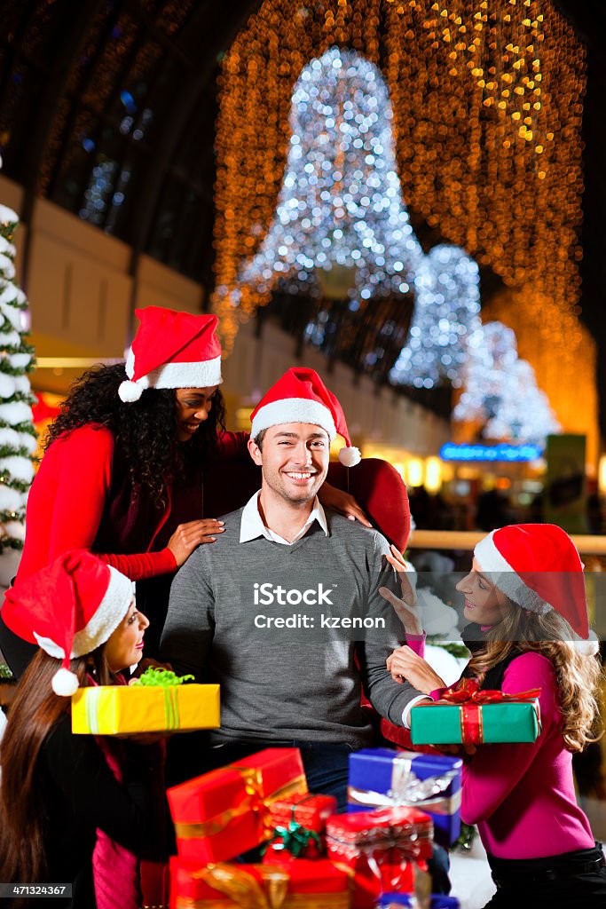 Moderno Papai Noel em Shopping mall - Foto de stock de Natal royalty-free