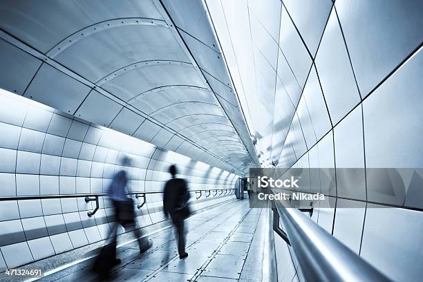 トンネルの通路 - 空港のストックフォトや画像を多数ご用意 - 空港, 英国 ロンドン, 建築