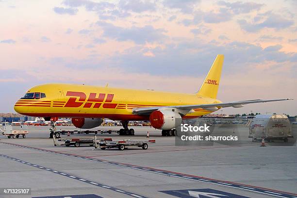 Foto de Dhl Aeronave Boeing 757200 No Aeroporto De Madri e mais fotos de stock de DHL - DHL, Aeroporto, Amarelo