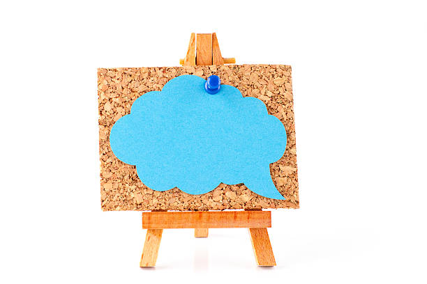 cavalletto in legno con lavagna di sughero e blu fumetto - bulletin board speech bubble paper thumbtack foto e immagini stock