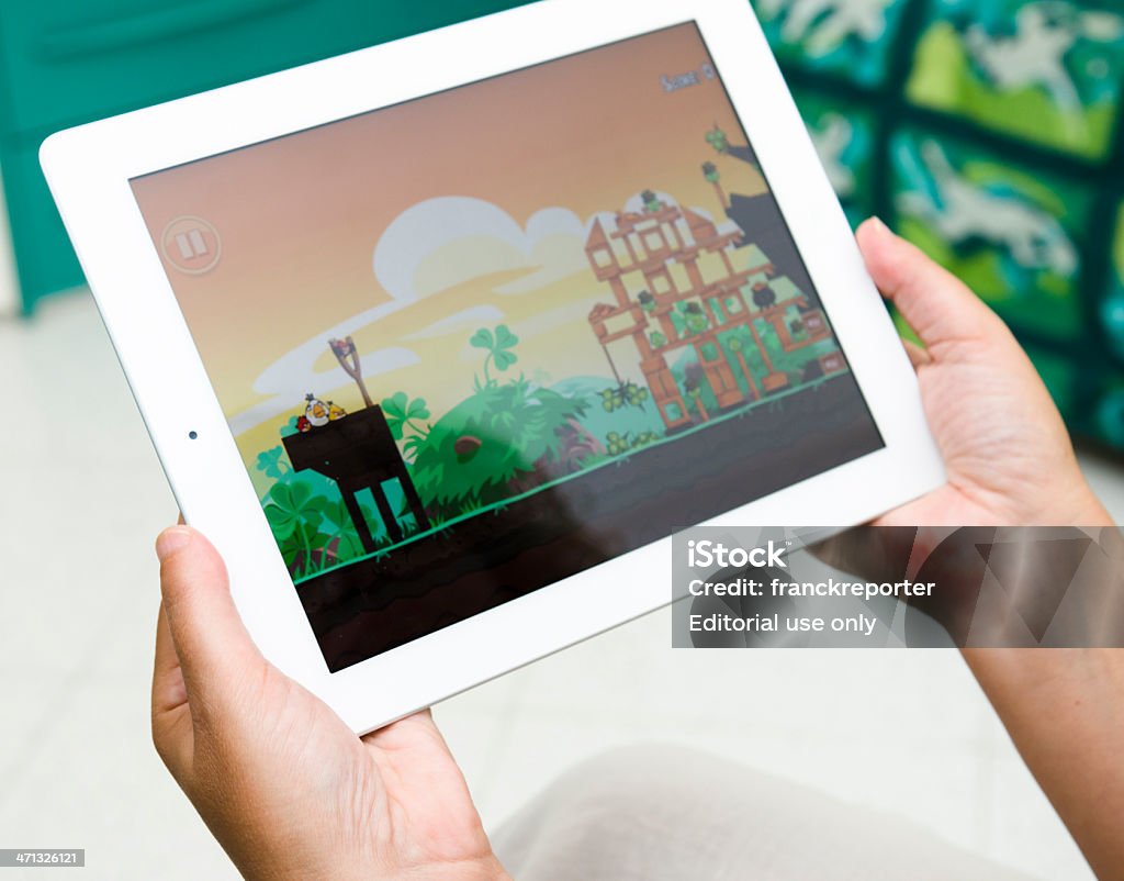 여자 쥠 디지털 태블릿 및 게임하기 Angry Birds. - 로열티 프리 여가활동 게임 스톡 사진