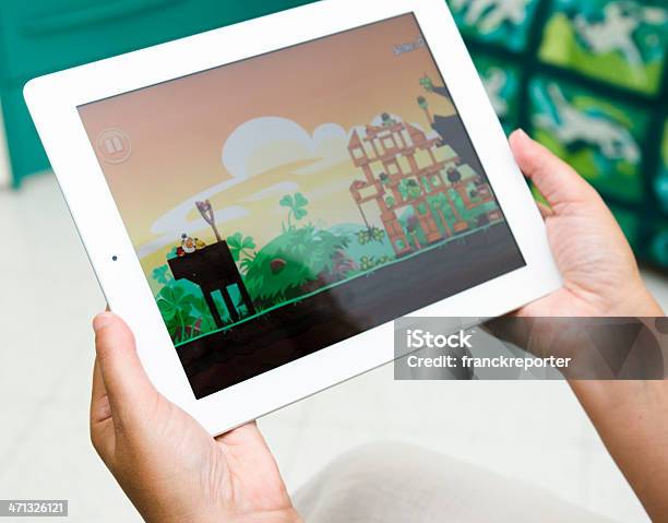 여자 쥠 디지털 태블릿 및 게임하기 Angry Birds 여가활동 게임에 대한 스톡 사진 및 기타 이미지 - 여가활동 게임, 태블릿, Apple Computers