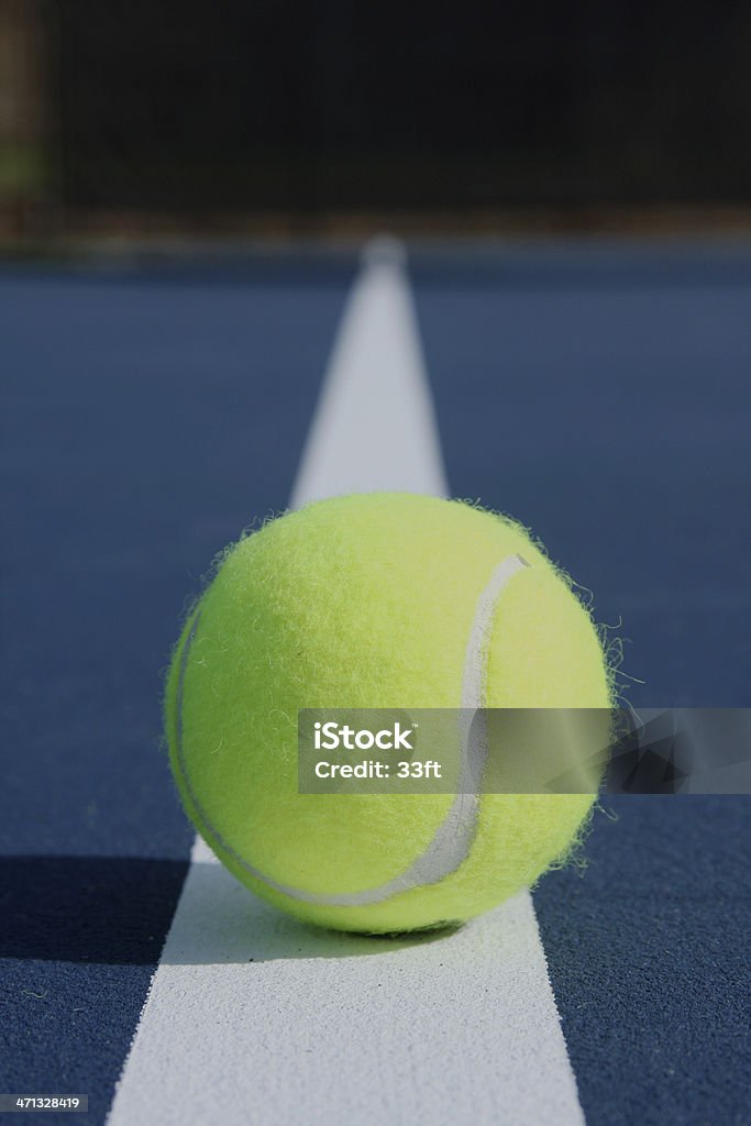 Pelotas de tenis en la cancha - Foto de stock de Bola de Tenis libre de derechos