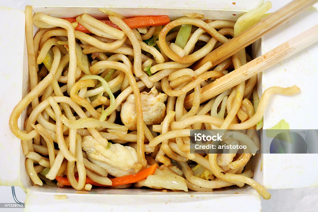 Spaghetti cinesi saltati in padella in scatola da asporto - Foto stock royalty-free di Alimentazione non salutare