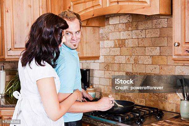 Pareja Joven Cocinar En La Cocina Foto de stock y más banco de imágenes de Abrazar - Abrazar, Adulto, Adulto joven