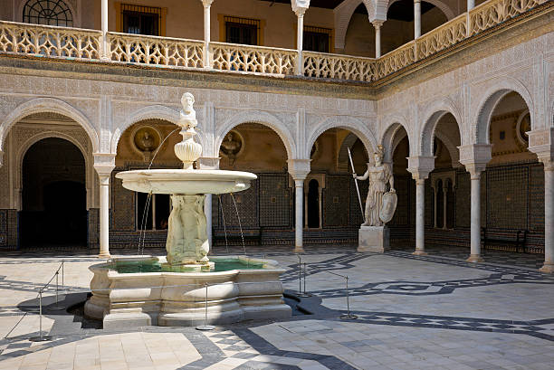 pátio mudéjar principal de la casa de pilatos, sevilha, espanha - national landmark architectural styles sevilla seville - fotografias e filmes do acervo