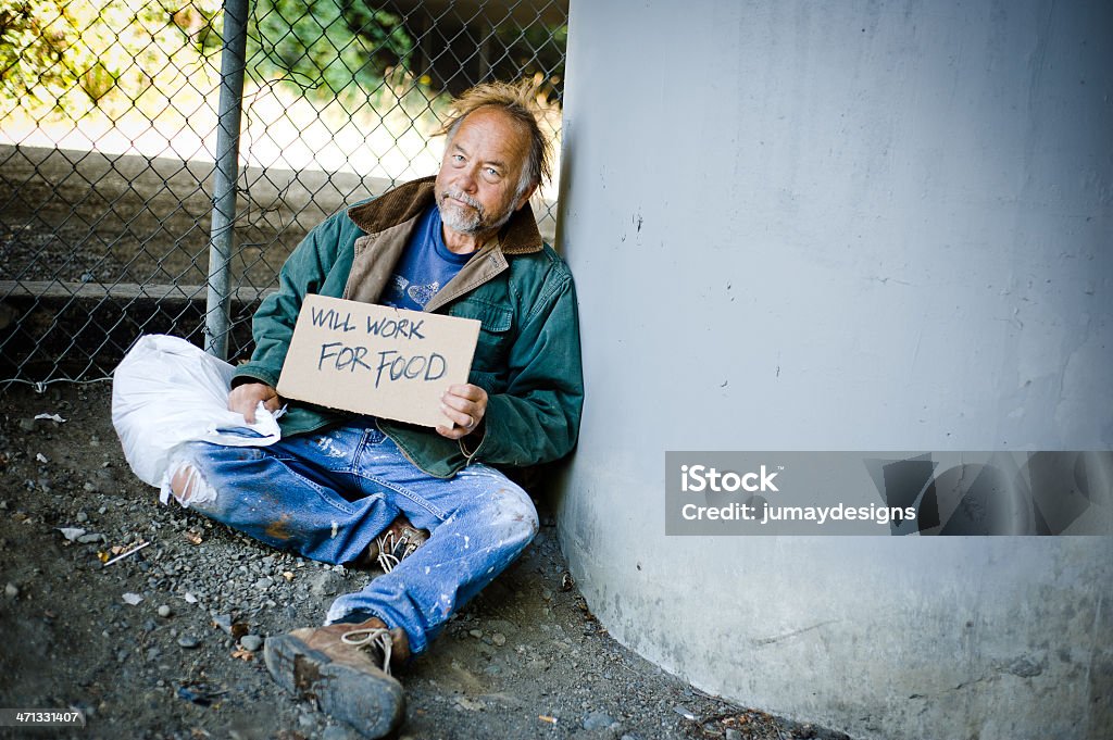 Faim sans-abri homme avec panneau - Photo de Hommes seniors libre de droits