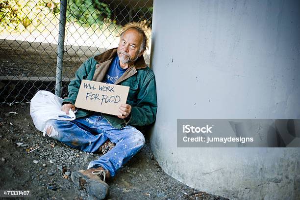 Photo libre de droit de Faim Sansabri Homme Avec Panneau banque d'images et plus d'images libres de droit de Hommes seniors - Hommes seniors, Mal-logés, Signalisation