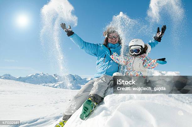 Sciatori Giocano Nella Neve - Fotografie stock e altre immagini di Famiglia - Famiglia, Sci - Sci e snowboard, Sci - Attrezzatura sportiva