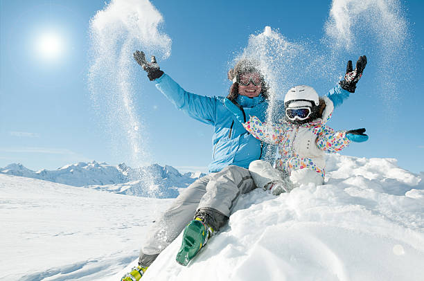 esquiadores brincando na neve - apres ski snow winter european alps imagens e fotografias de stock