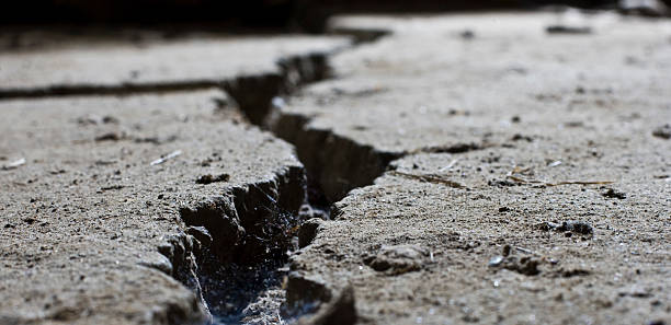 agrietado road cemento primer plano - quake fotografías e imágenes de stock