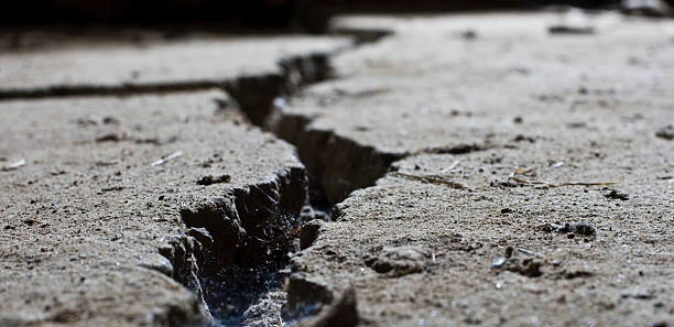 incrinato road cemento primo piano - terremoto foto e immagini stock