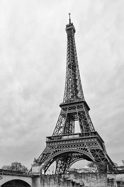 istock tour eiffel vertical in black and white 471332738