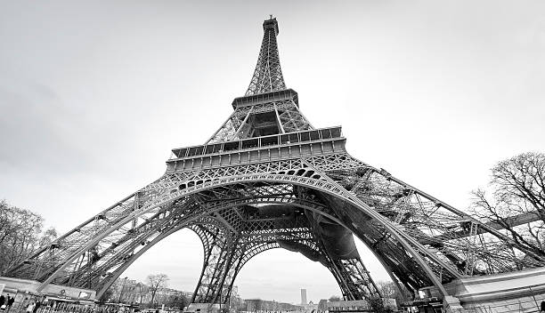 istock Tour Eiffel in black and white 471332740