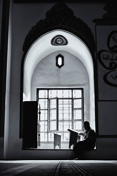 oração - black and white koran istanbul men imagens e fotografias de stock