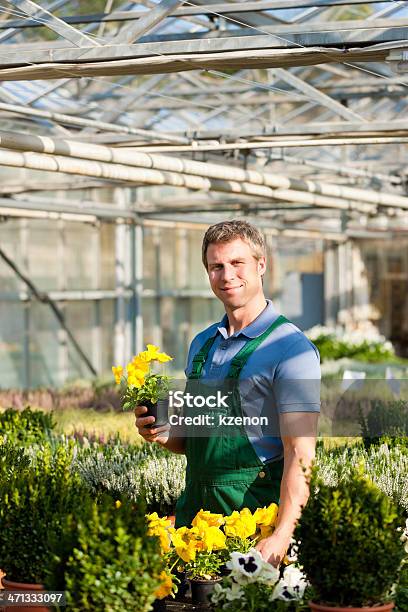 Gardener W Rynku Ogród Lub Nursery - zdjęcia stockowe i więcej obrazów Architekt krajobrazu - Architekt krajobrazu, Biznes, Bukieciarstwo