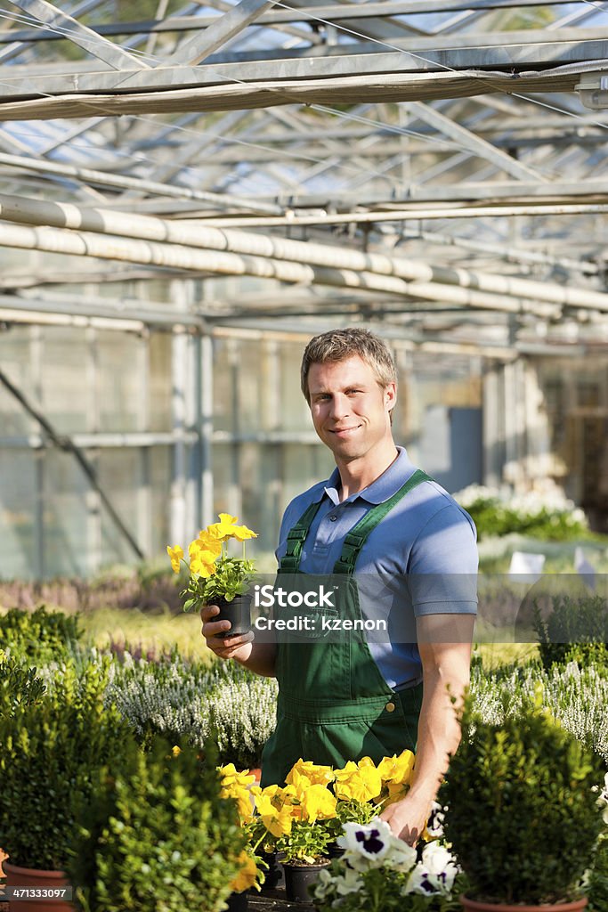 �Садовник в рынок сад или Питомник - Стоковые фото Бизнес роялти-фри