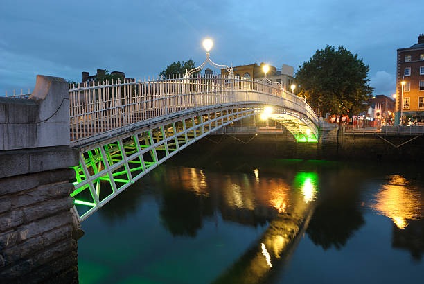 rio liffey - dublin ireland republic of ireland hapenny bridge temple bar - fotografias e filmes do acervo