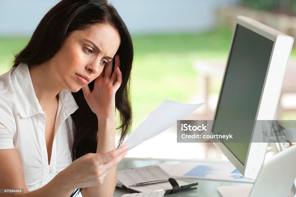 Besorgt Frau Blick auf ein Dokument lesen - Lizenzfrei Traurigkeit Stock-Foto