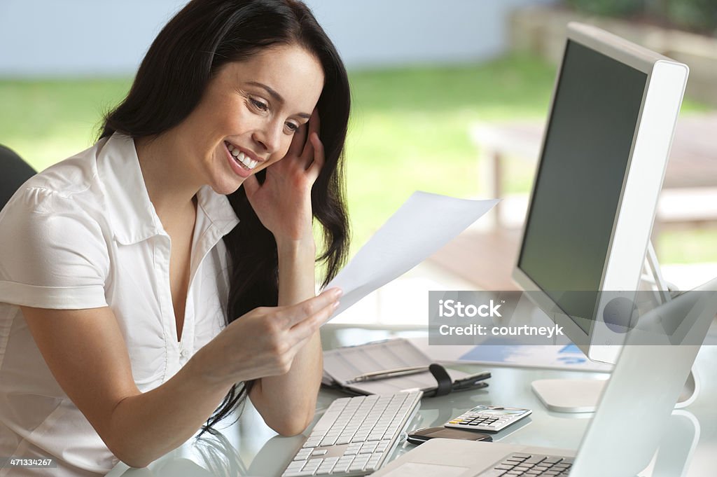 Attraktive Frau Lächeln beim Lesen eines Dokuments - Lizenzfrei Brief - Dokument Stock-Foto