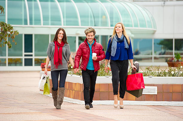 style de vie urbain - disposable cup coffee shopping friendship photos et images de collection