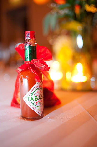 タバスコソース表に、キャンドルライトの背景 - tabasco sauce ストックフォトと画像