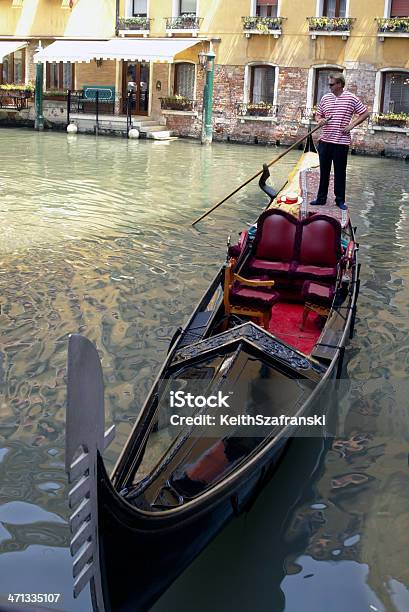 Gondola A Venezia - Fotografie stock e altre immagini di Acqua - Acqua, Composizione verticale, Cultura italiana