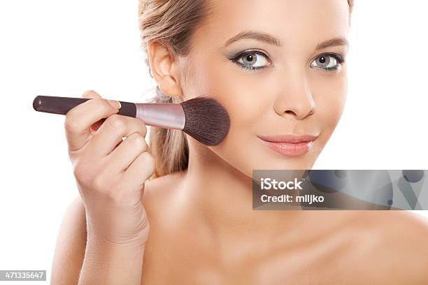 Aplicar Maquillaje En Una Cara Foto de stock y más banco de imágenes de Adulto - Adulto, Adulto joven, Agarrar