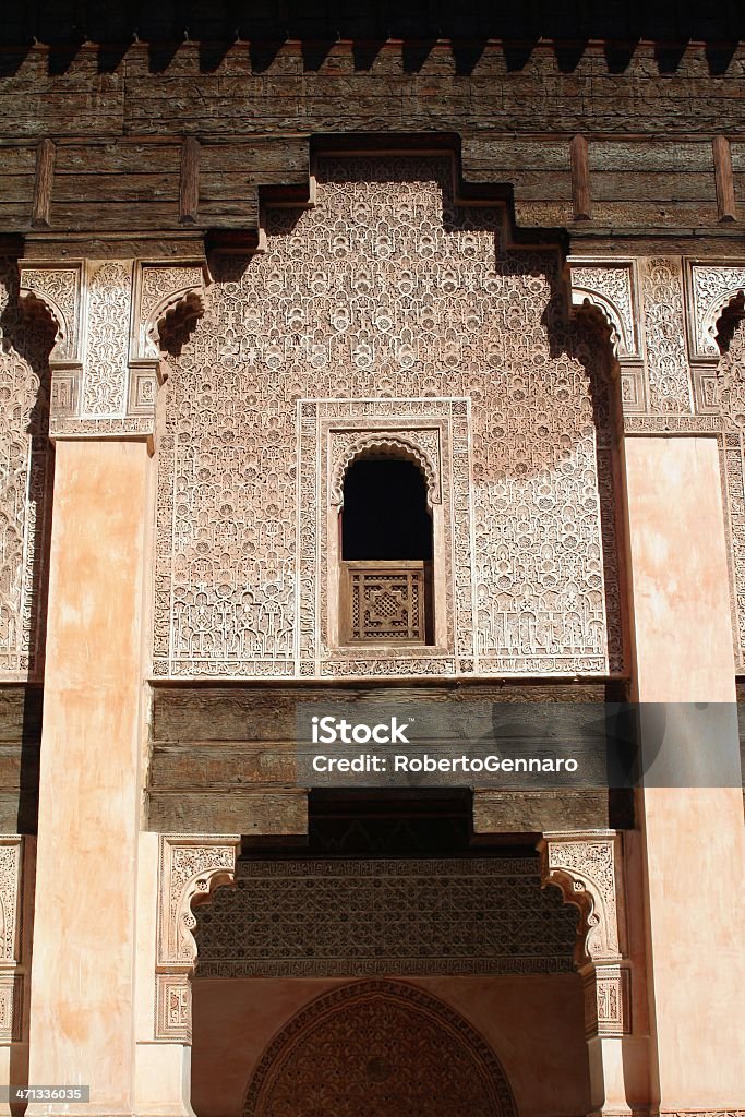 Ali Ben Youssuf Madrassa fachada em Marrakech. Vertical. - Foto de stock de Alpendre royalty-free