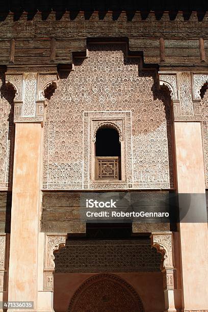 Foto de Ali Ben Youssuf Madrassa Fachada Em Marrakech Vertical e mais fotos de stock de Alpendre