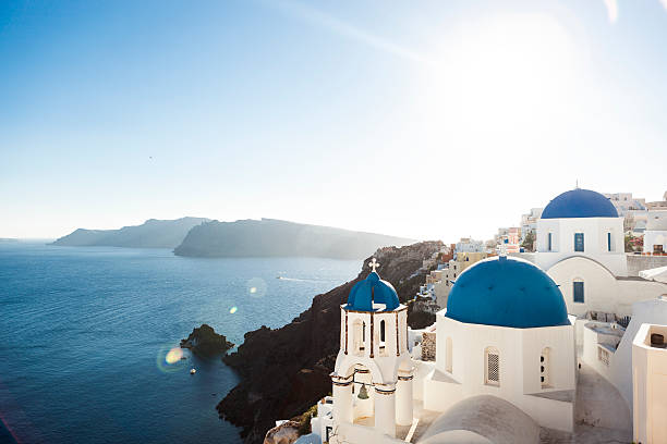 el blue iglesia cúpulas de oia, santorini - the rasmus fotografías e imágenes de stock