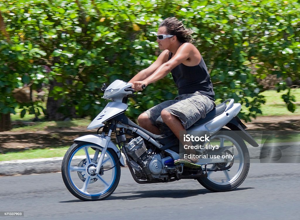 Giovane uomo che cavalca biciclette motore - Foto stock royalty-free di 20-24 anni