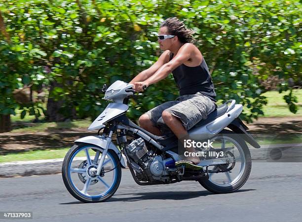 Giovane Uomo Che Cavalca Biciclette Motore - Fotografie stock e altre immagini di 20-24 anni - 20-24 anni, 25-29 anni, Abbigliamento casual