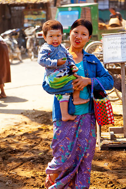 образ жизни в паган, мьянма - bagan myanmar burmese culture family стоковые фото и изображения