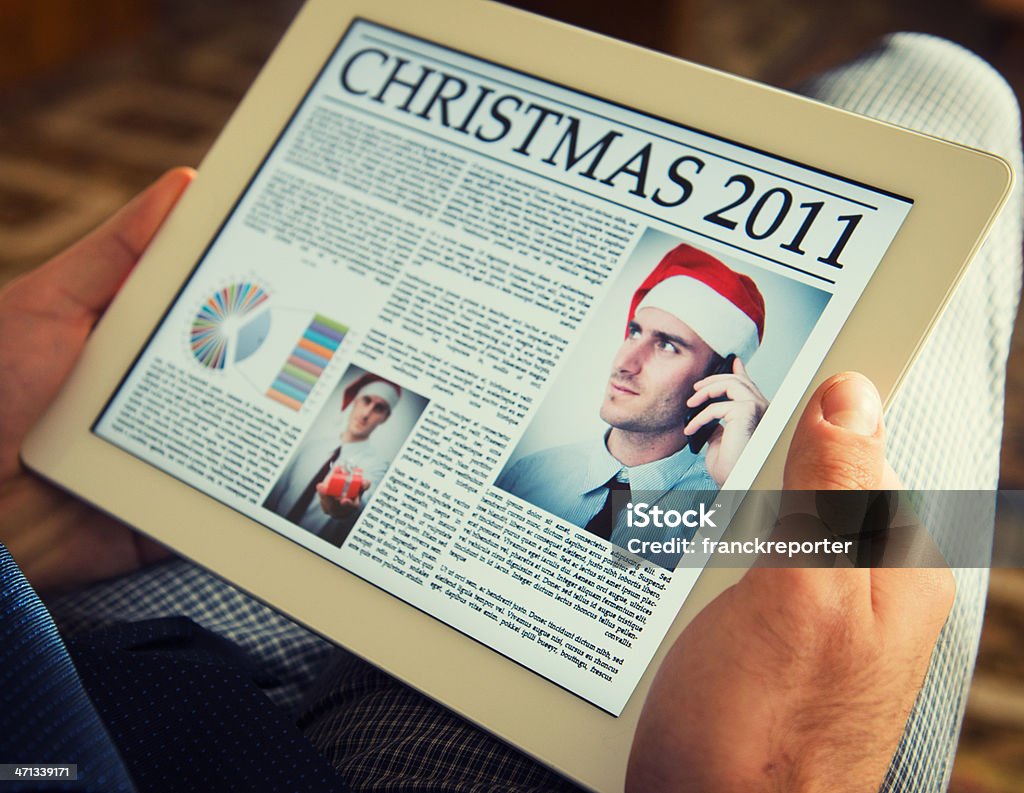 Blanco contemporánea de tableta digital con foto de Navidad con mesa de madera - Foto de stock de 2011 libre de derechos