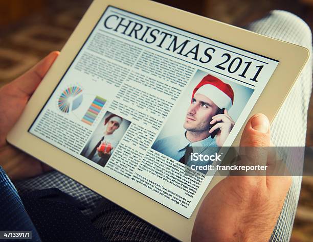 Foto de Branco Contemporâneo Tablet Digital Com Foto De Natal Na Mesa De Madeira e mais fotos de stock de 2011