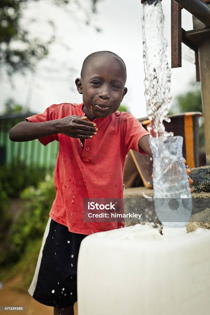 African Boy de bomba de agua - Foto de stock de Niño libre de derechos