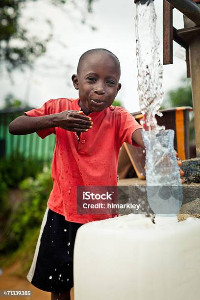 African Boy De Bomba De Agua Foto de stock y más banco de imágenes de Niño - Niño, Pobreza, Felicidad